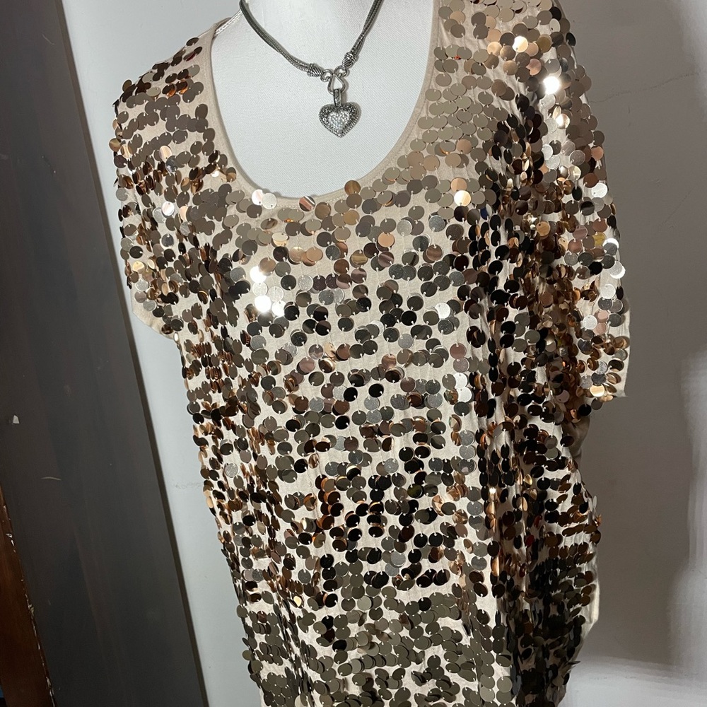 Sequin fun blouse EUC  Large tan reflective mirror front circles